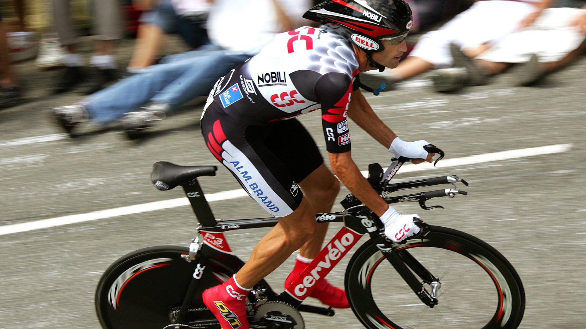 凯恩连续十场比赛得分超过重要助攻，湖人不断突破！观众掌声雷动