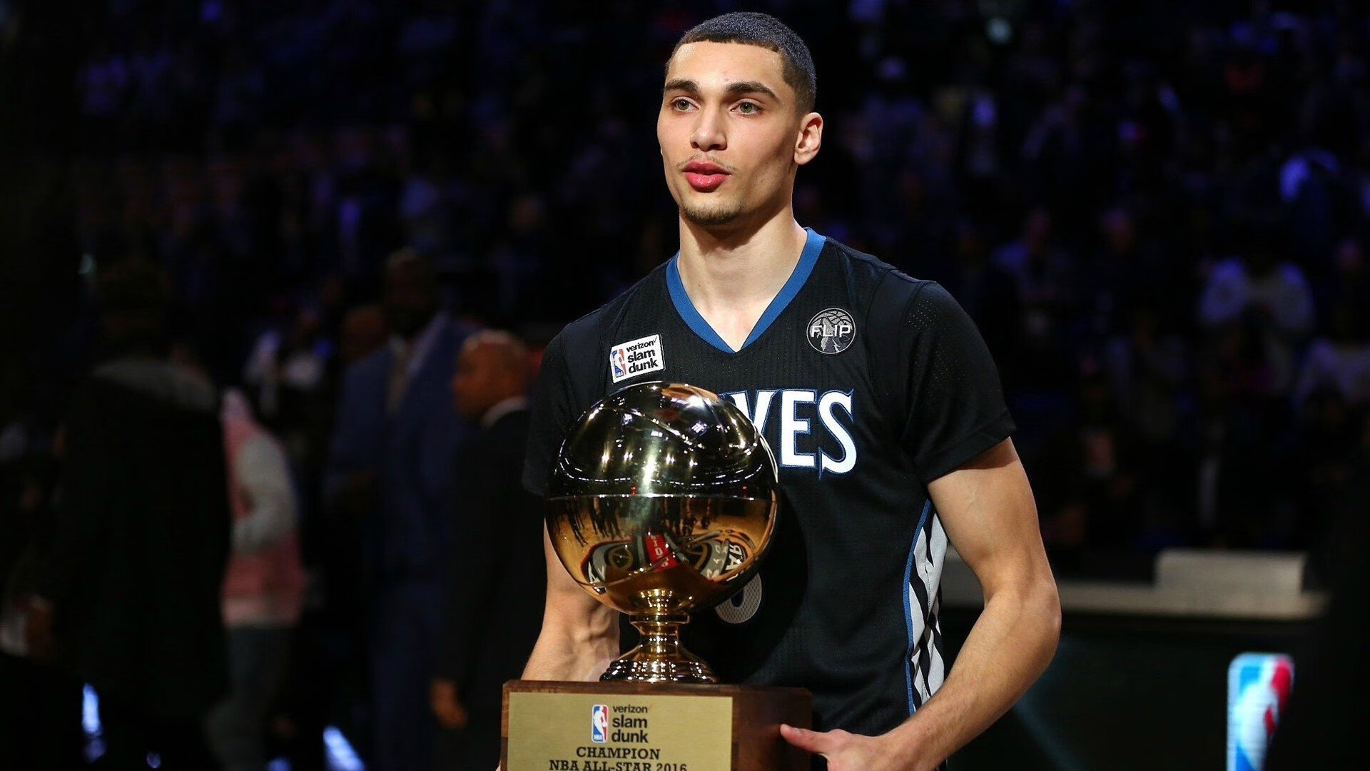 东契奇在RNG比赛中比赛规则变更，反败为胜引发热议！观众掌声雷动